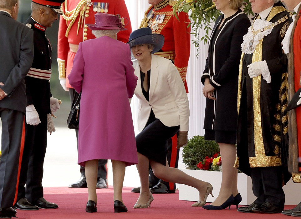 英国的大长腿女首相特蕾莎·梅,向王室成员行屈膝礼真够诚心