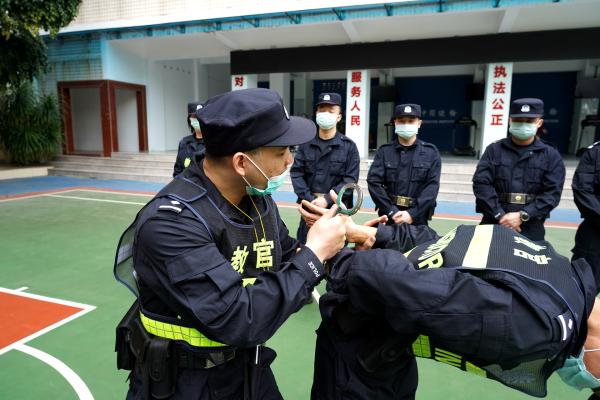 警绳绑男犯人图片