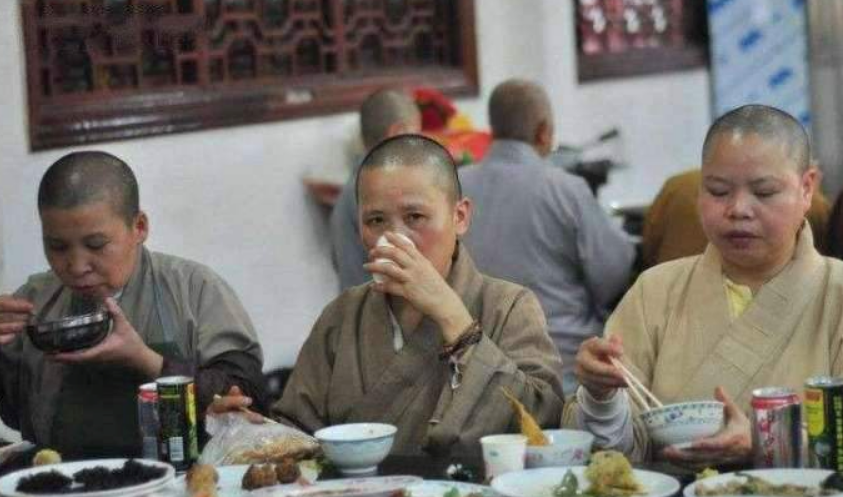 和尚吃饭还分8个等级,硕士以上只要坐等吃饭,网友:想出家都难