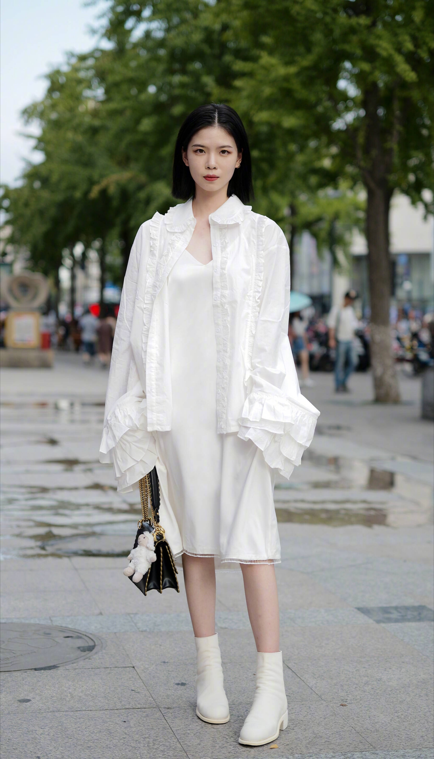 街拍:样子很酷,披单西的长腿小姐姐,网友:很靓丽让人心动