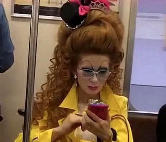 地铁"公主大妈"火了,黄衣粉裙爆炸头引人注目,网友:我服了!