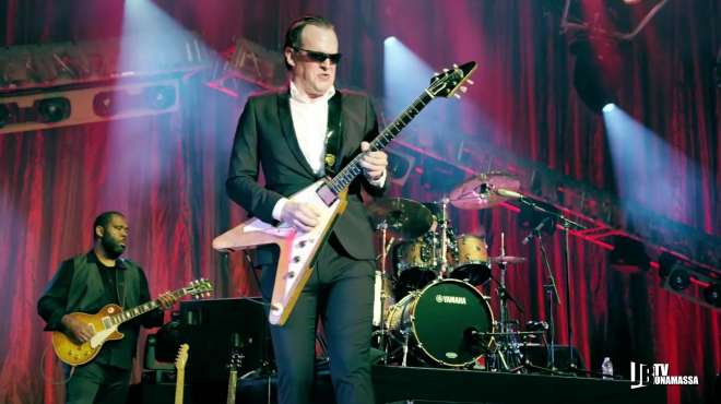 [图]蓝调吉他圣手Joe Bonamassa《Breaking Up Somebody's Home》