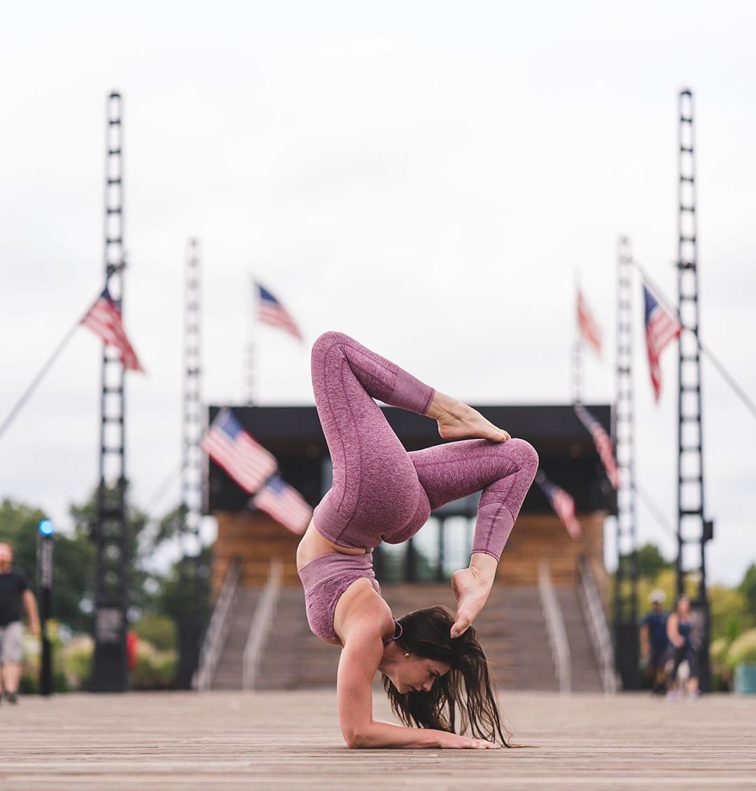 鞠婧祎新造型真少女,双马尾配小黄裙甜美可爱,练瑜伽身材真不错
