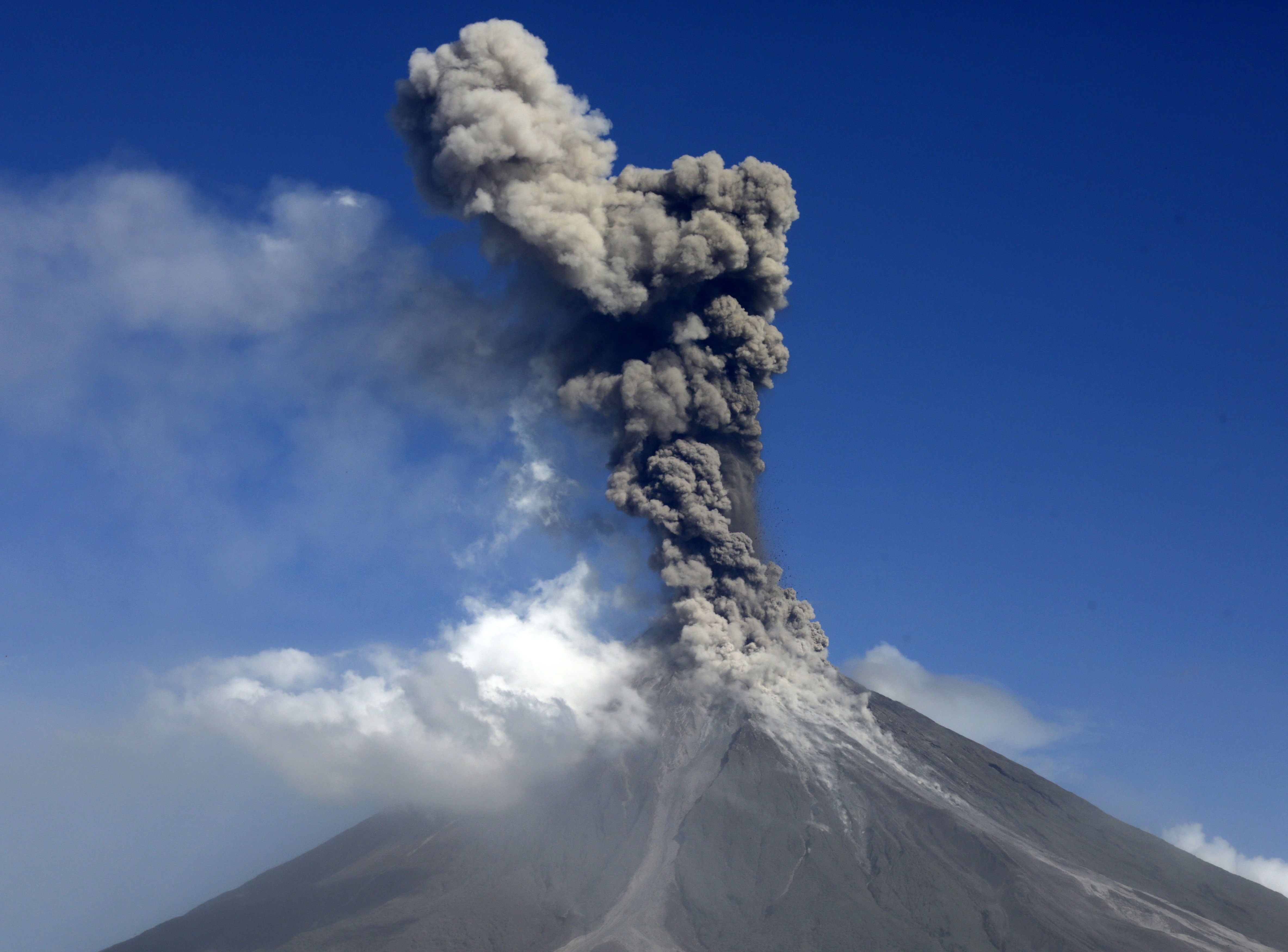 [8](外代二线)菲律宾马荣火山持续喷发