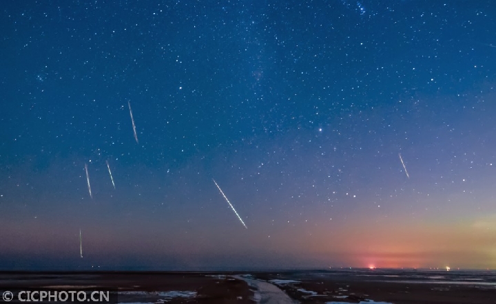 在山东东营,流星划过天际(多张照片叠加.cicphoto/张伟 摄