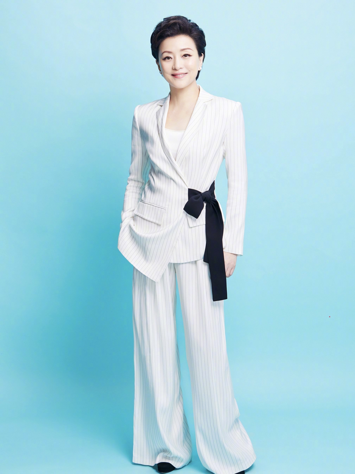 杨澜不愧最美女富豪!穿天蓝色百褶连衣裙太有气质,52岁依旧年轻