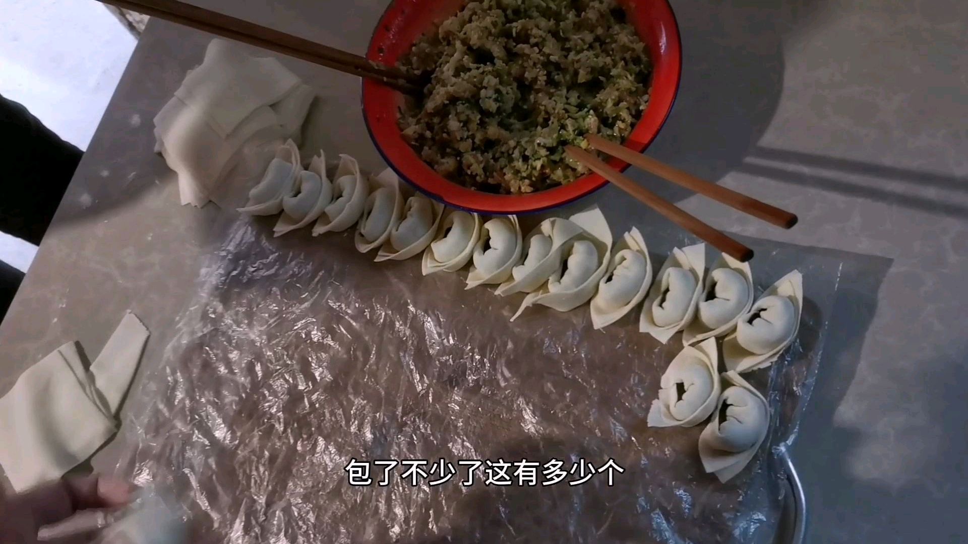 媳妇做蛋糕,老妈包金元宝饺子,小伙真有口福