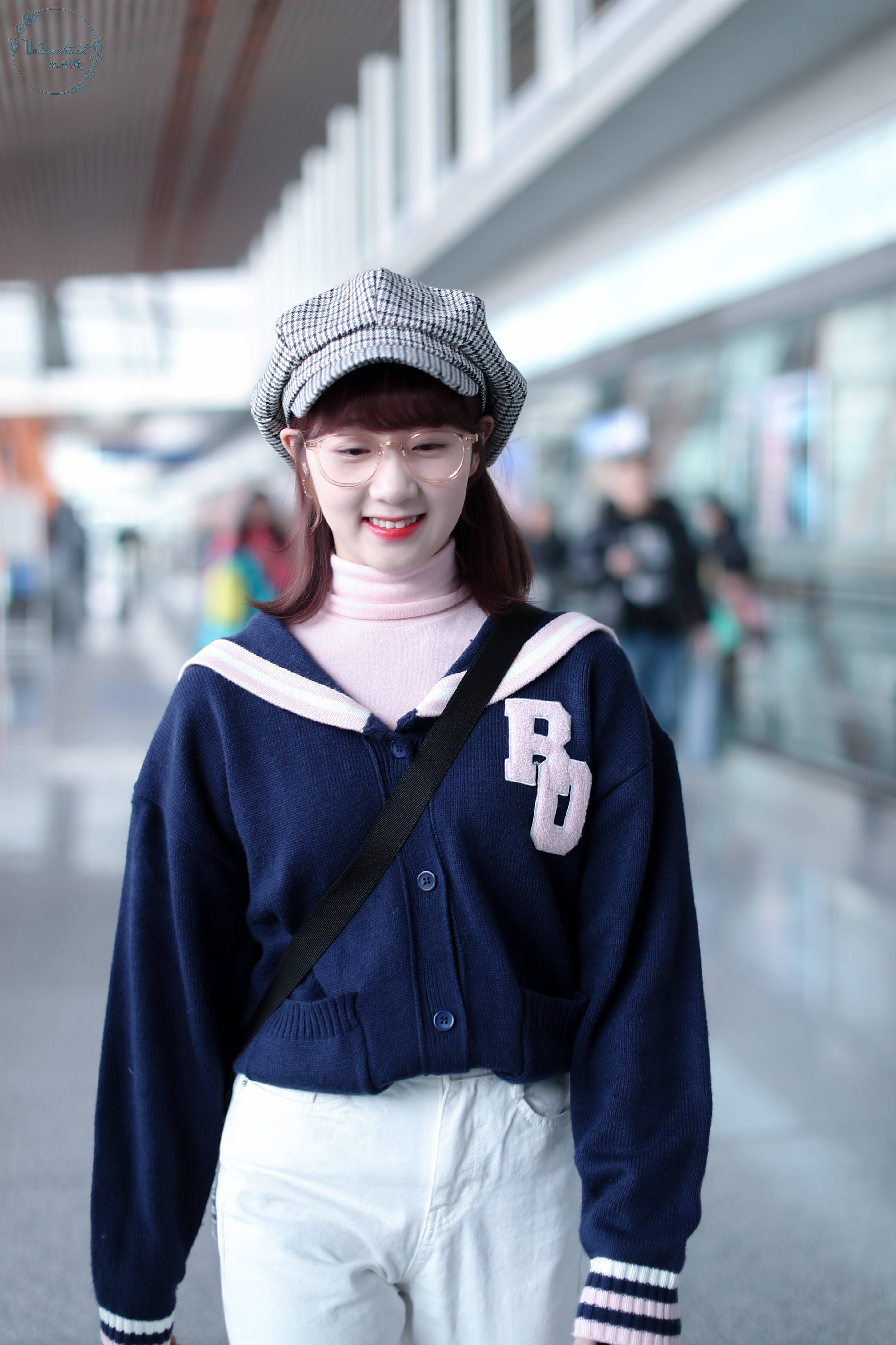 李子璇穿蓝色外套搭配白色休闲裤现身机场,皮肤白皙笑容灿烂