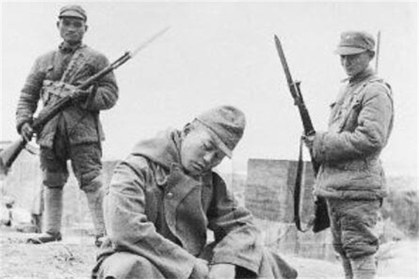 老照片:别再被电视剧骗了,鬼子举手投降,这才是真正的小鬼子