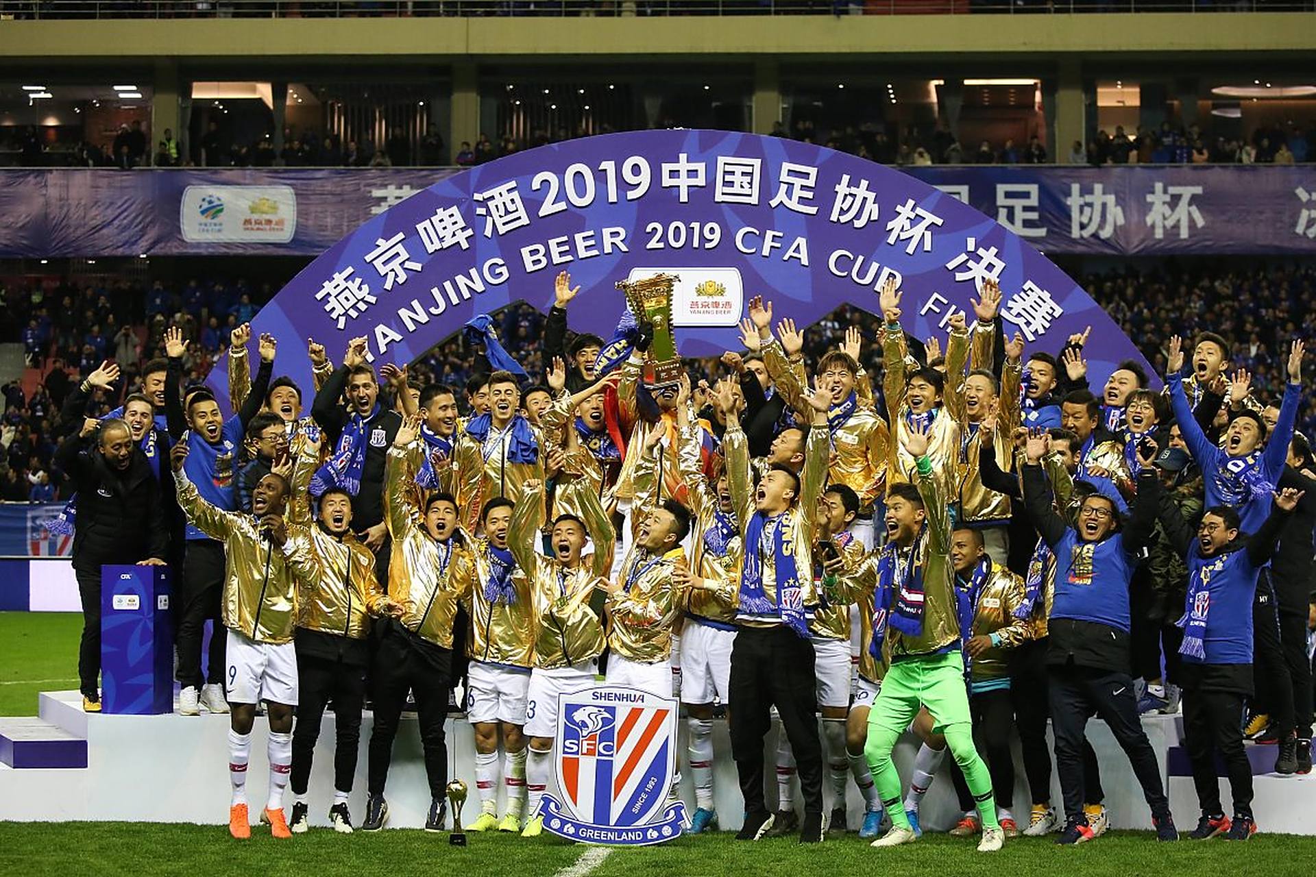 吴金贵带领申花队夺足协杯冠军后被久事踢出帅位,足球世界变幻莫测.