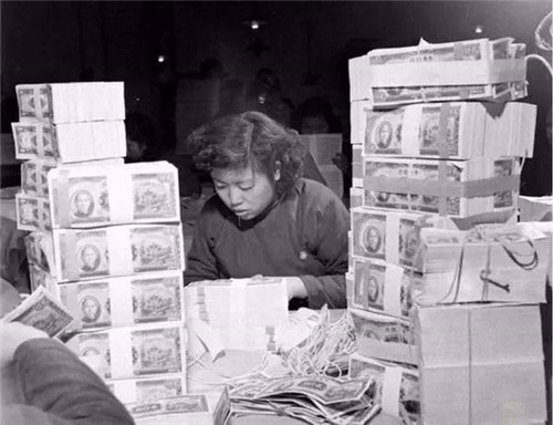 民国通货膨胀多严重?一个烧饼卖5000元,网友:一个月工资没了