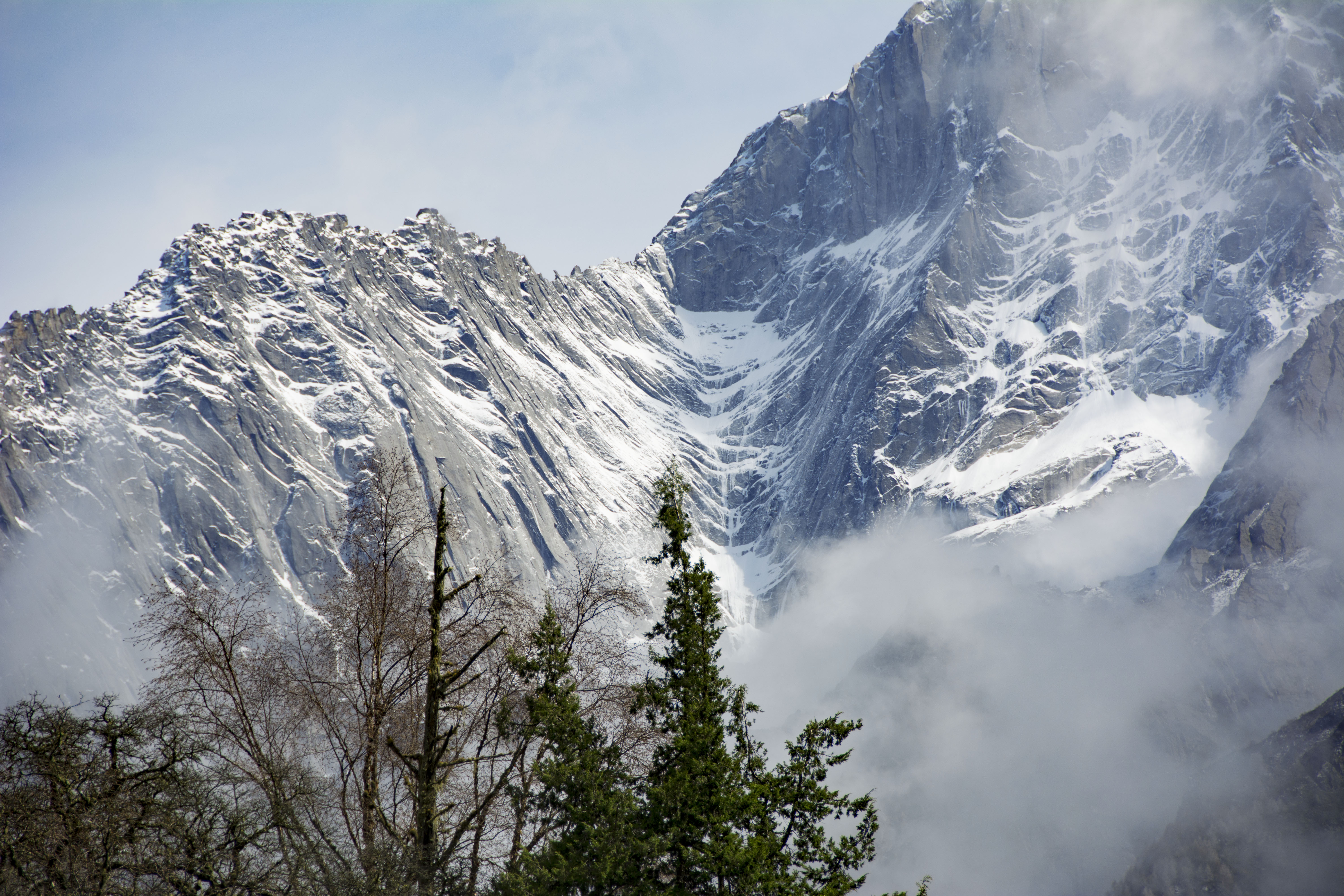 長焦鏡頭下,遠處的山峰在酷夏仍然能看到積年白雪