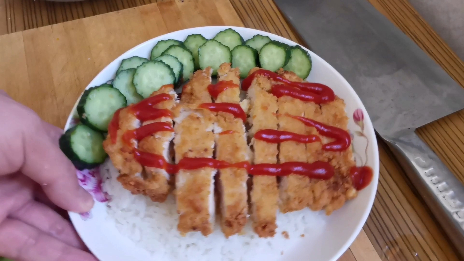 用馒头碎炸鸡排,闲哥今天做吉列鸡排饭!挤上番茄酱美极了!