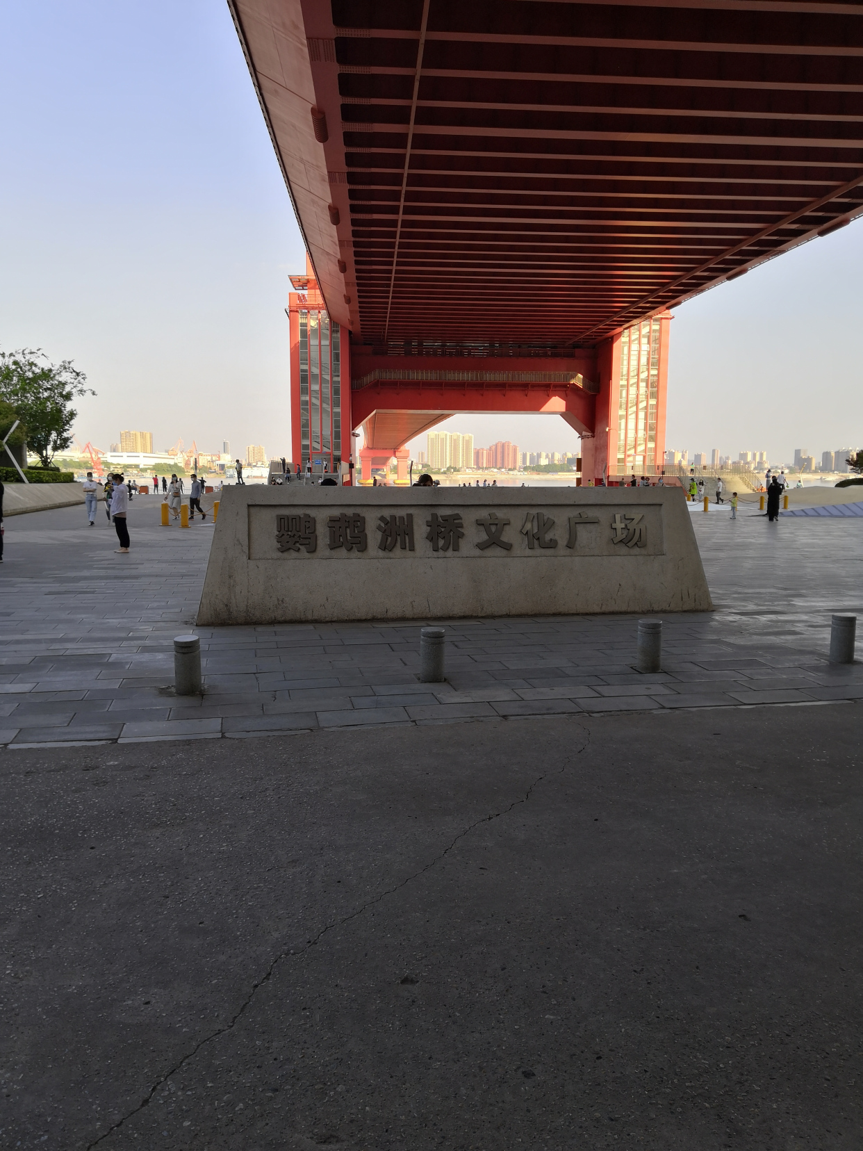 桥都大武汉的鹦鹉洲桥头文化广场