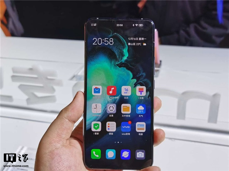 vivo x30/pro现场上手图赏:超小孔xdr屏,绮丽印象