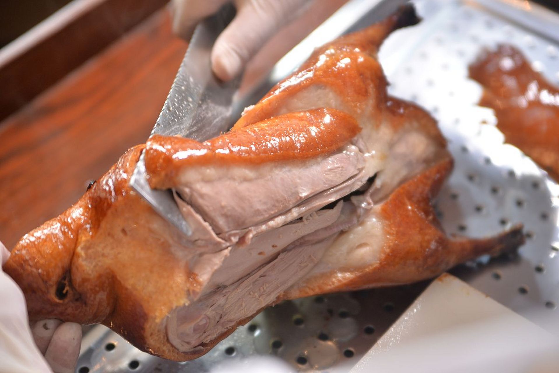 人民大学食堂自研烤鹅腿成为学生争相品尝的美食,定价15元.