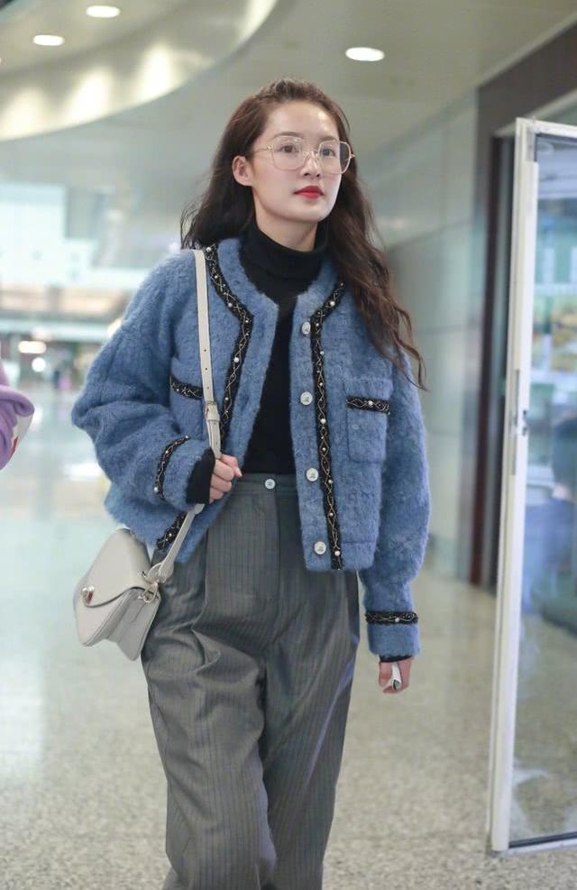 戴眼镜的李沁很知性大方,一身休闲装现身机场,依然很有魅力!