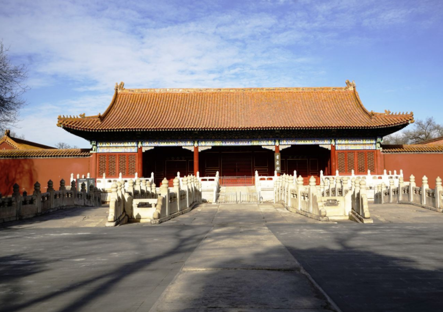 太和门是故宫内最大的宫门,也是进入紫禁城外朝宫殿的正门,太和门前有