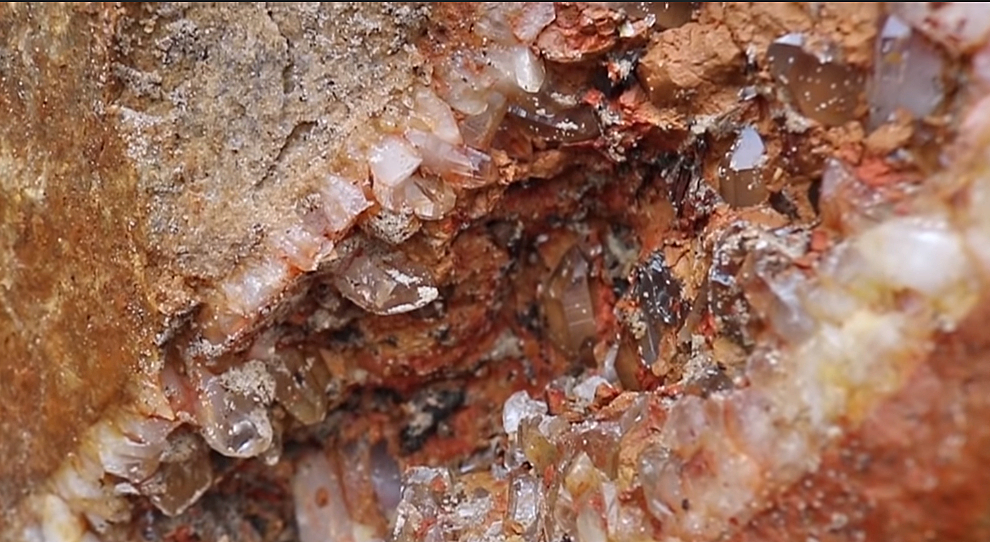 在野外挖掘到的大红水晶,五彩缤纷的样子让人不禁唏嘘