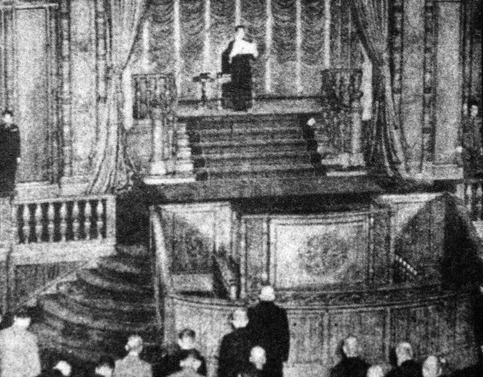 【老照片】1945年,小日本天皇通过广播宣读投降诏书的照片.