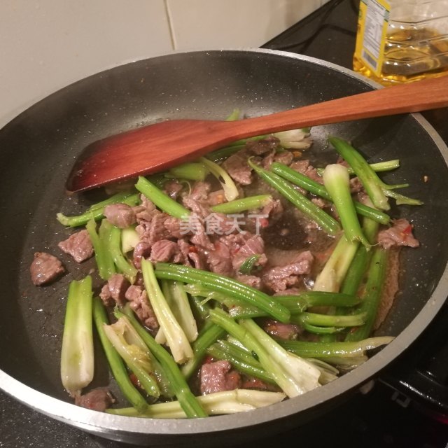 快手芹菜炒牛肉絲,簡單省事,餐桌上超下飯的家常菜