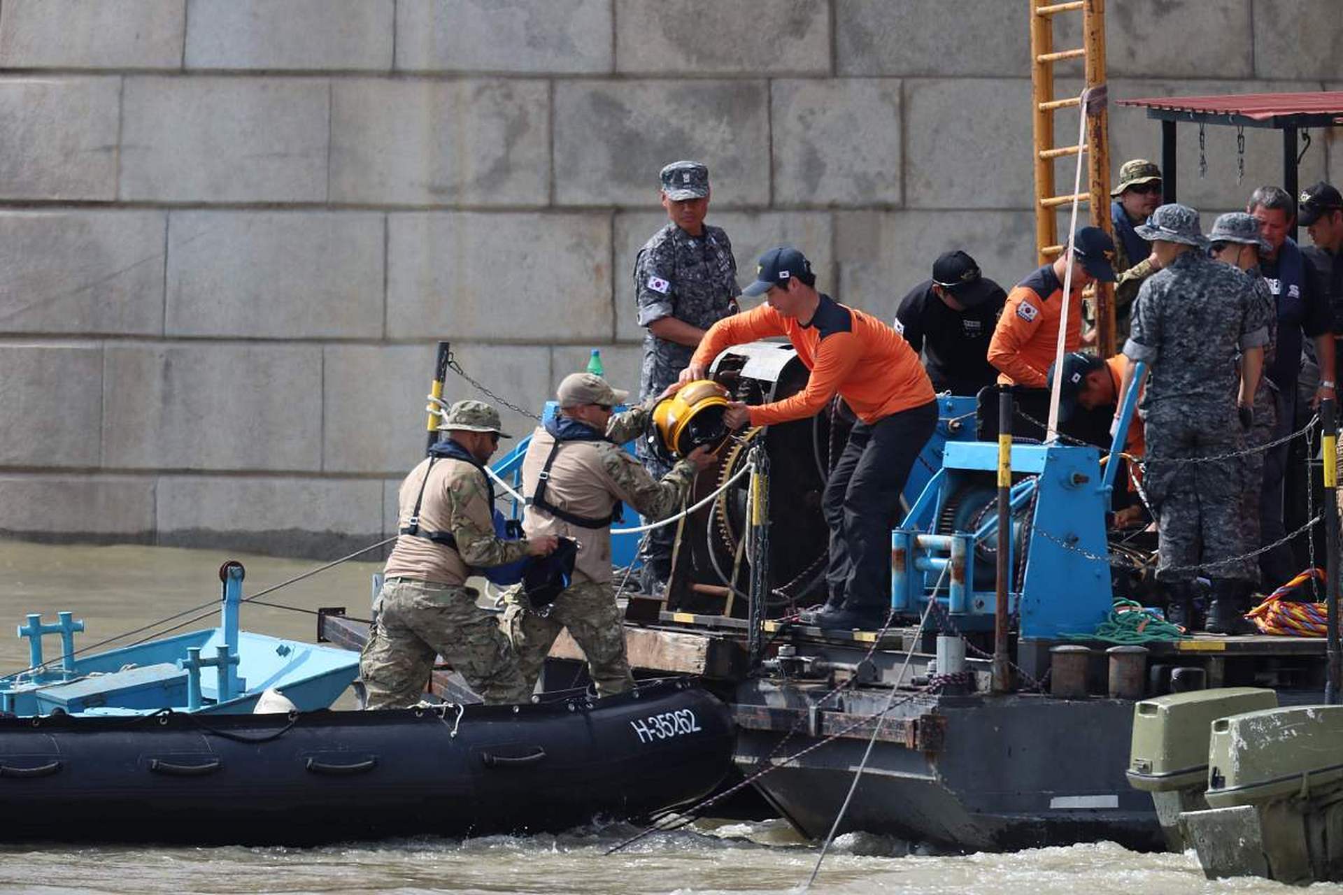 摩洛哥海军近日拦截了一艘载有偷渡者的船,船上人员来自多个国家.