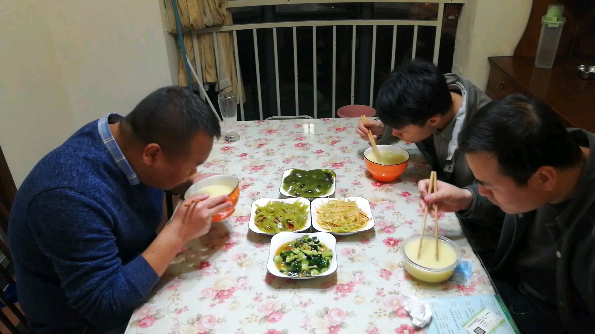 三人三个家常菜,一份青团子,一碗小米粥,清明时节吃顿养生餐!