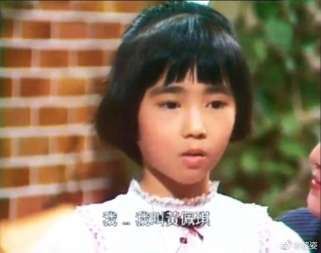 黎姿童年演戏旧照被女儿认出 齐刘海短发青涩可爱