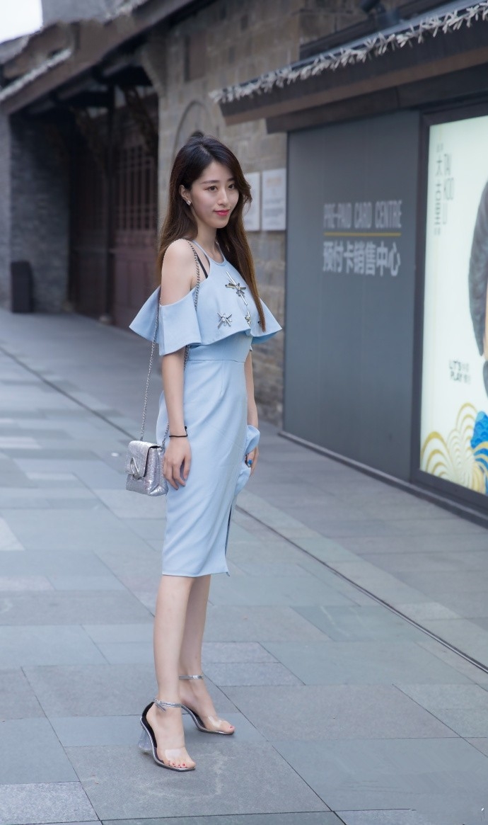 小姐姐清新的穿搭,学生范十足,你喜欢吗?