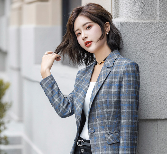 短发气质小姐姐,格子小西装御女范写真,甜美迷人