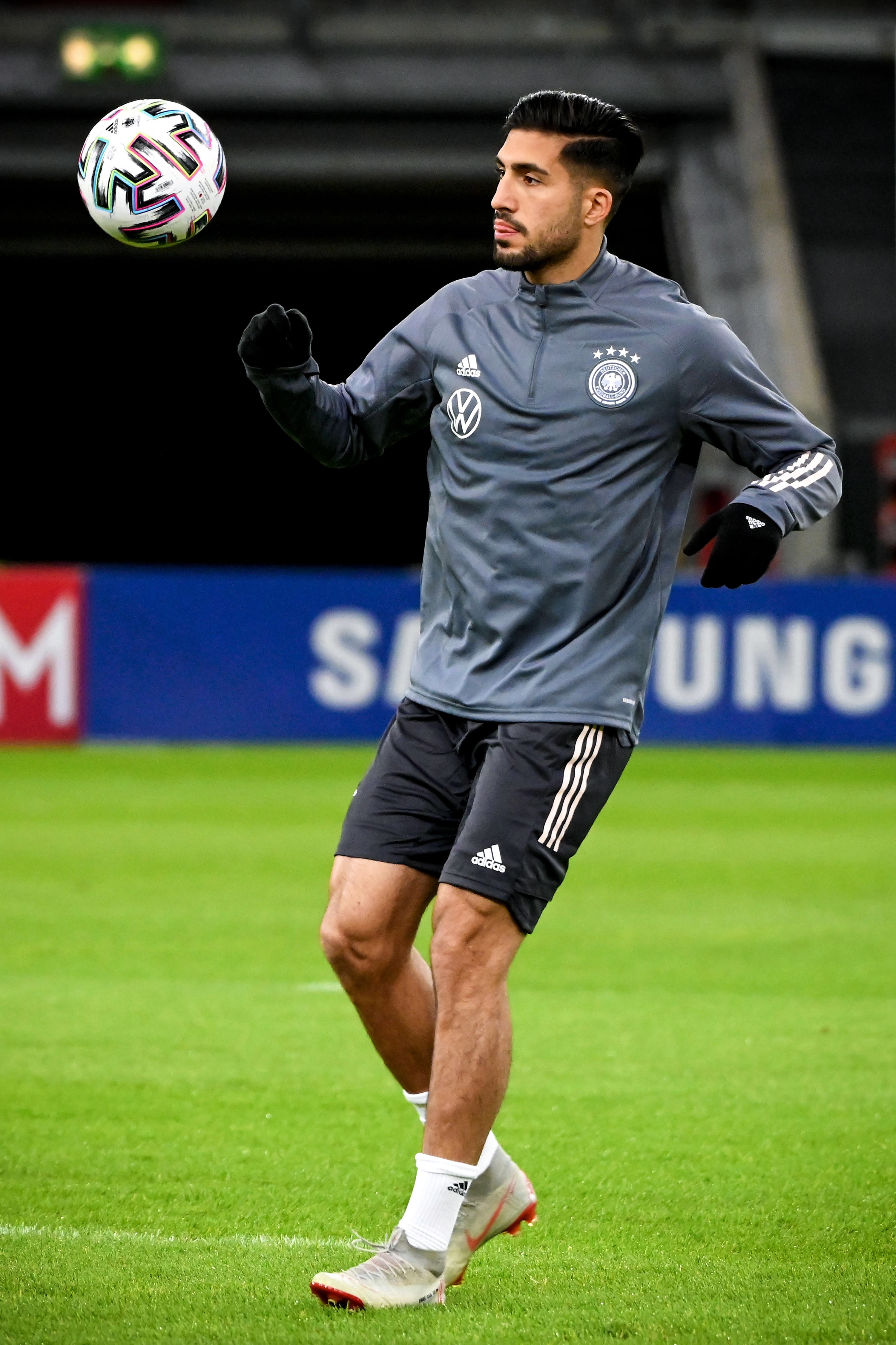 足球——欧锦赛预选赛:德国队赛前备战(8)