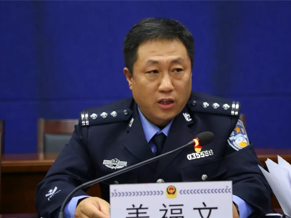 临西县公安局党委书记,局长李洪才为全体党员民警讲主题教育党课