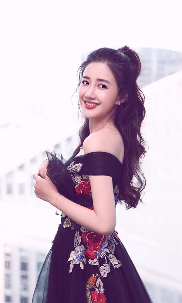 她毕业于复旦大学视觉艺术学院.