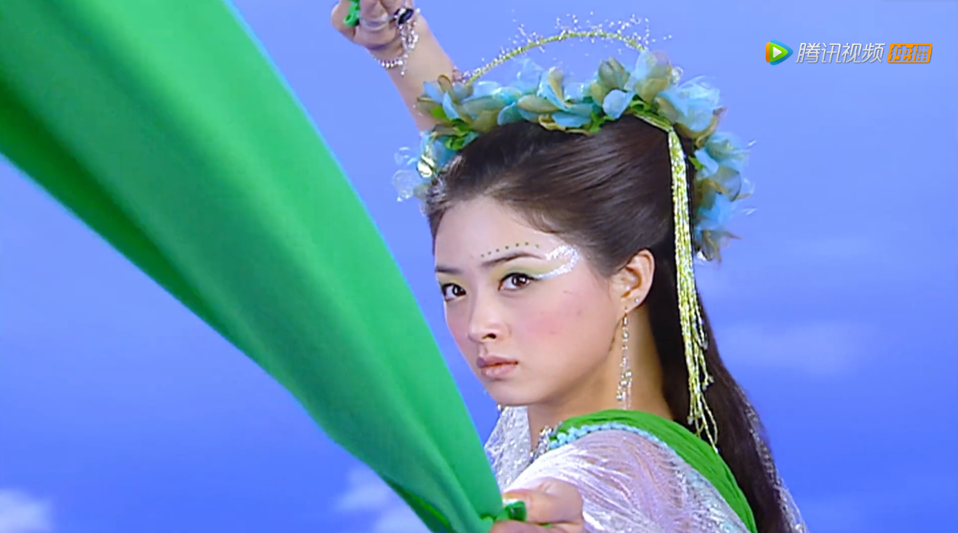 欢天喜地七仙女:7仙女胳膊上绑有丝带!一个没绑,一个颜色错了