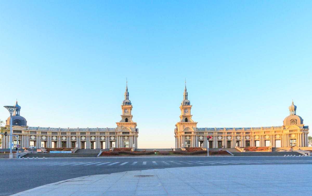 哈尔滨音乐广场,到了傍晚,来到这里,伴着微风,听着一曲曲动听的音乐,