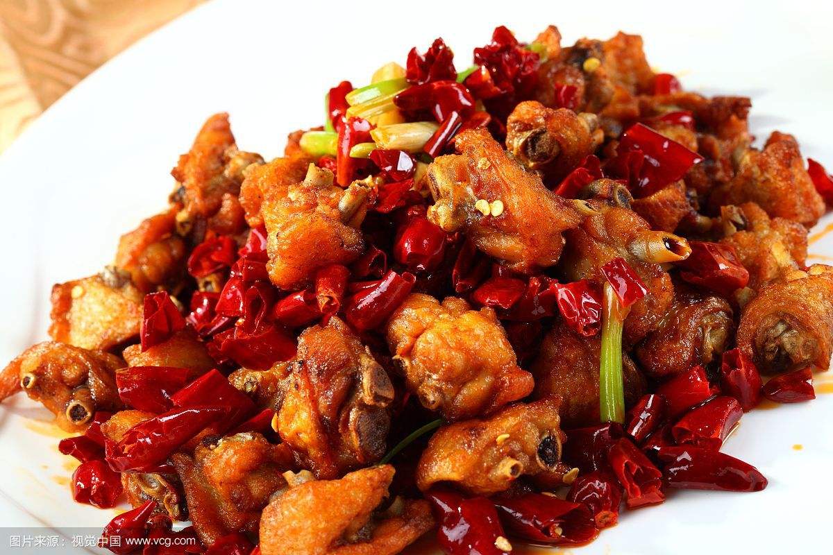 辣白菜.感冒时不能吃辛辣刺激的食物,并且泡菜很咸,对嗓子不好.