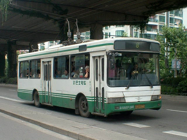 14,2003年行驶在淞沪路上的8路无轨电车,使用上海牌sk5105gp-1型电车