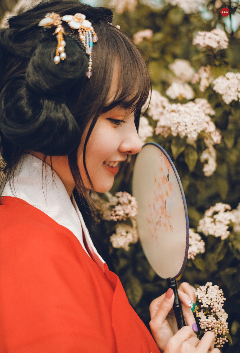 古风少女,轻抚圆扇