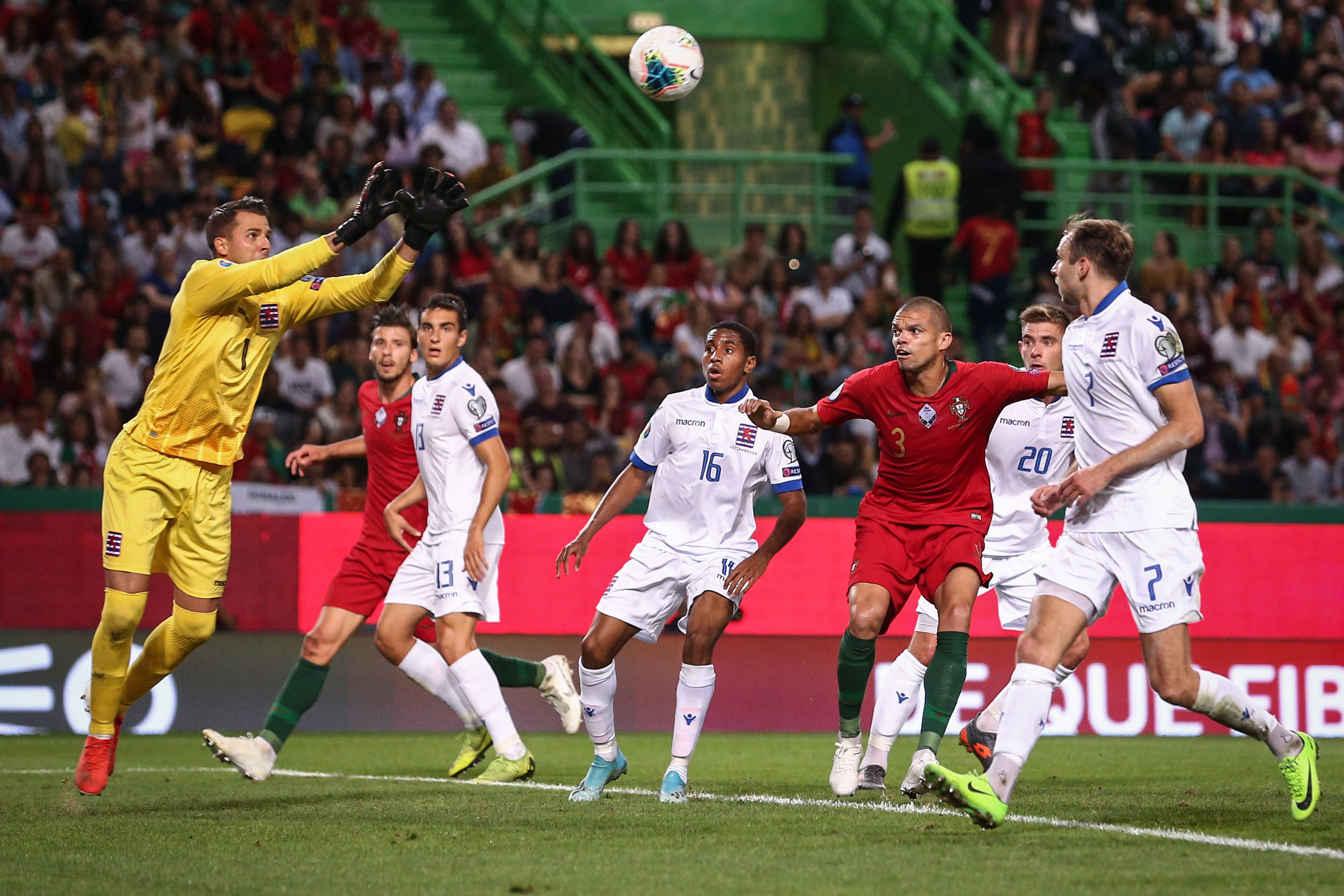 足球——欧锦赛预选赛:葡萄牙胜卢森堡(2)