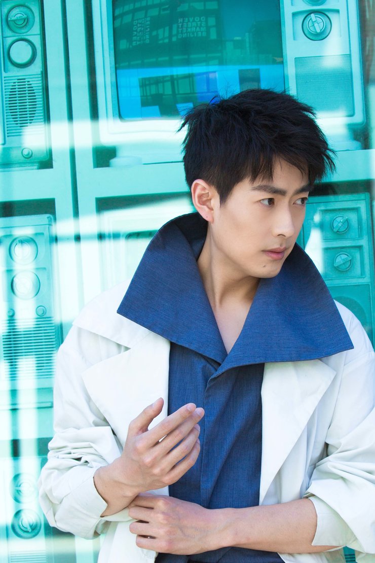 时尚:崔航夏日街拍曝光 充满了雄性荷尔蒙的味道