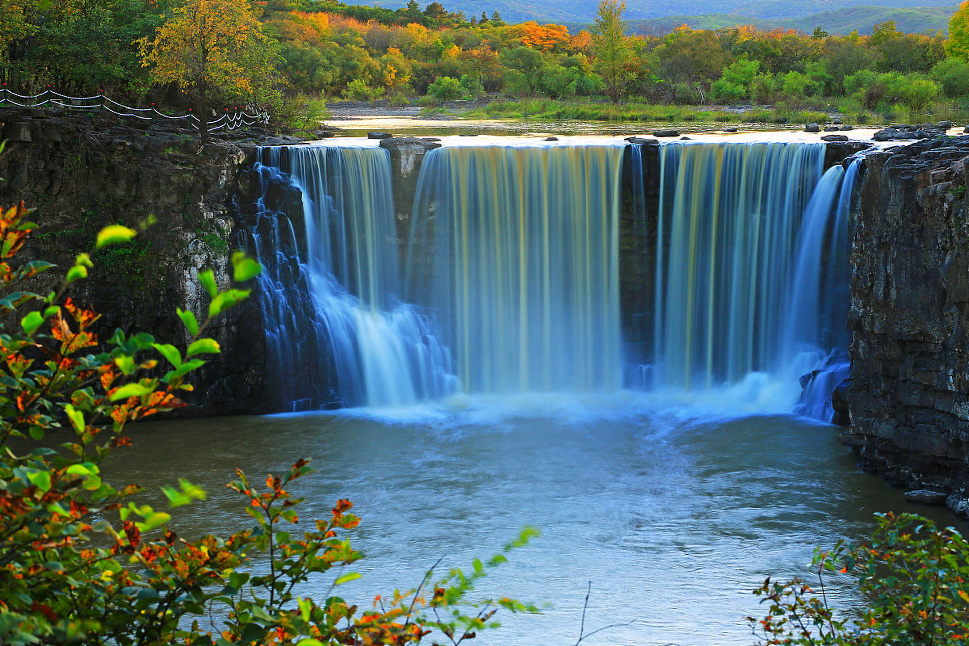 镜泊湖瀑布位于中国黑龙江省牡丹江市宁安市西南部,是中国东北地区