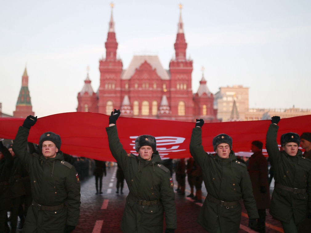 因此,有些苏联史学家戏称,这是苏联红场阅兵史上一场最"不堪入目"的