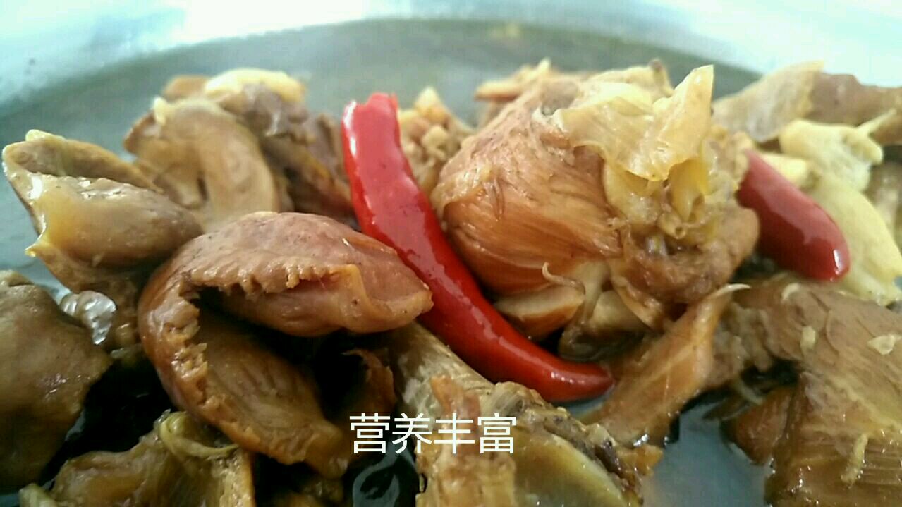 鸡腿搭配鸡胗炖煮1锅,鸡腿嫩滑鸡胗软烂汤汁鲜美,比牛肉好吃