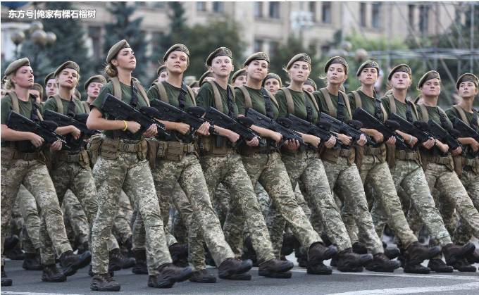 乌克兰阅兵式彩排,女兵风采照人,腿长颜值高,英姿飒爽!