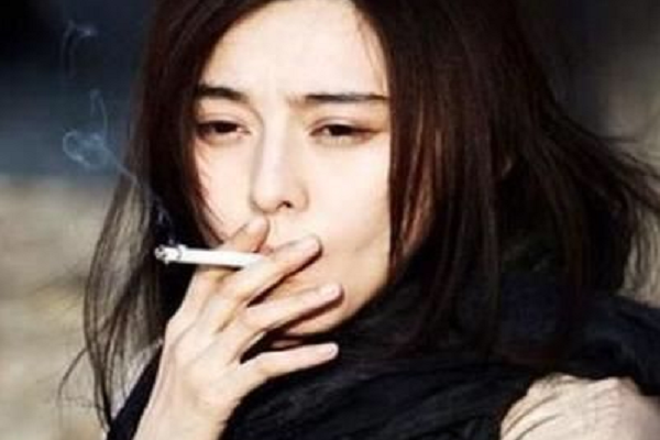 范冰冰低调现身:吸烟的样子尽显沧桑,面色枯黄已无往日风采