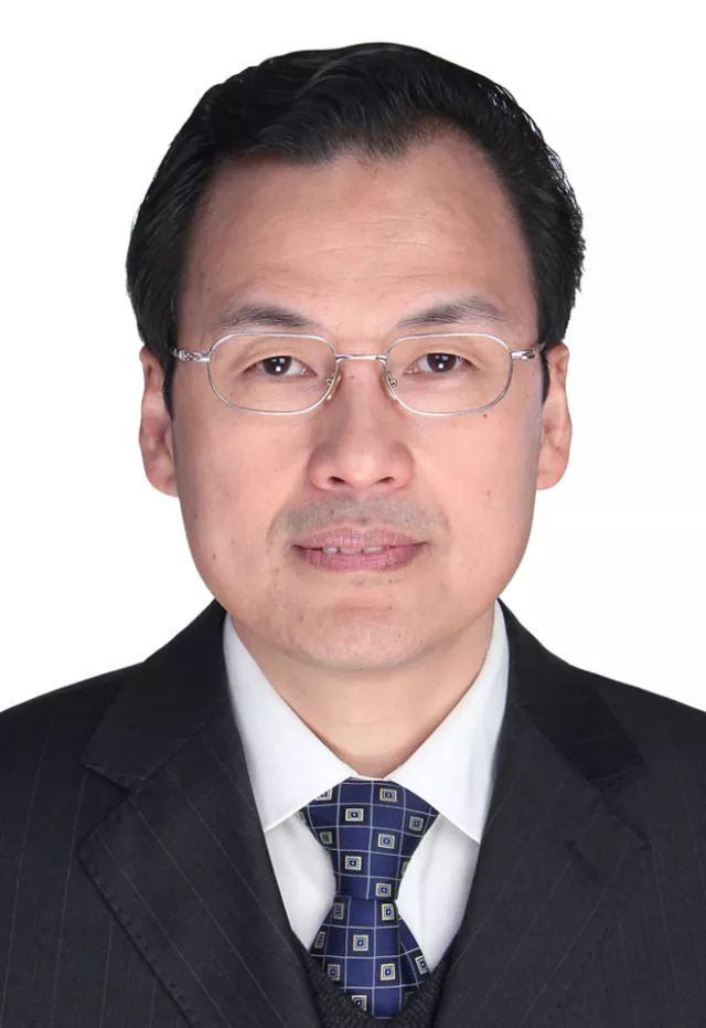 今天,西安航空基地党工委委员,管委会副主任马胜利为大家诵读党的十九