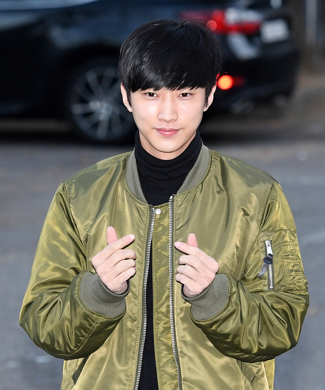 韩媒引述警方指,周三(19日)晚上,文彬的经理人前往文彬的公寓,发纤