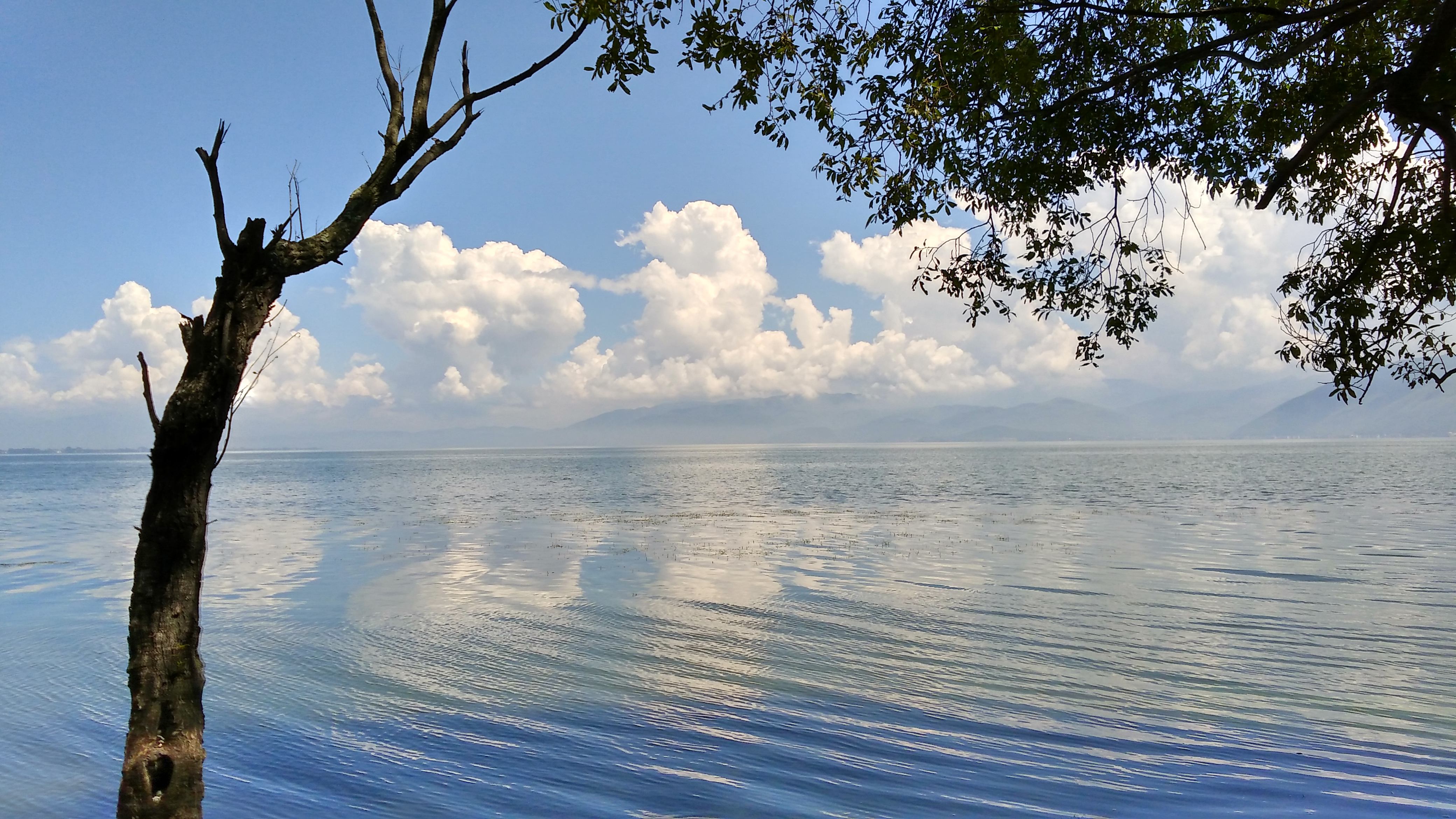 因湖的形状酷似人耳,故名洱海,名字和风景一样浪漫的旅游胜地