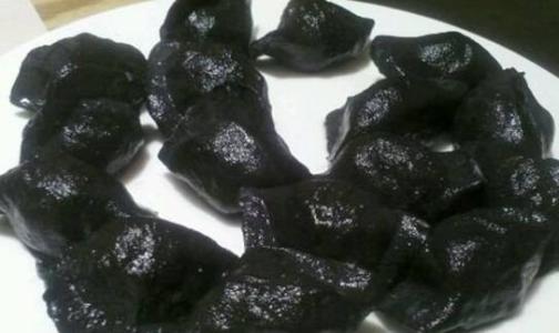 小伙街头卖黑色饺子,50元一份,顾客排队买,表示贵也要吃