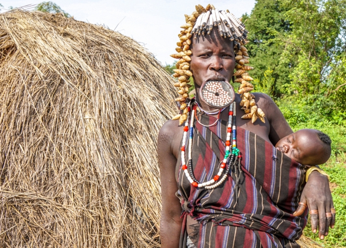 非洲最奇葩的种族,向嘴里塞盘子为美,且只有富家女才有资格